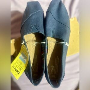 TOMS Women's Navy Canvas Flats size 9